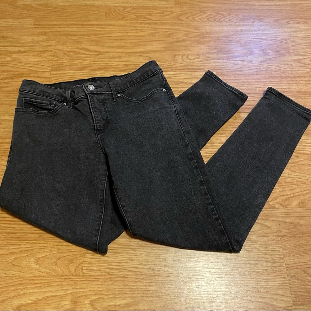 Levi’s mid rise black washed skinny jeans size 28